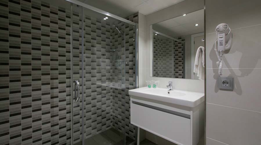 Bathroom monterrey hotel platja daro